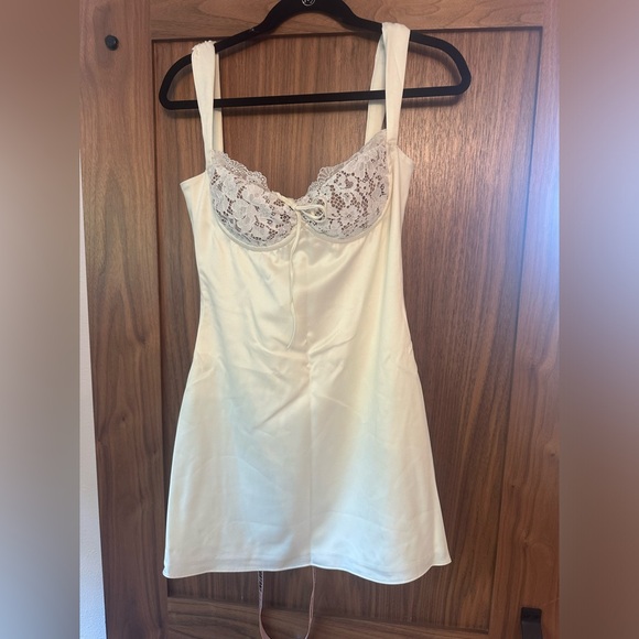 House of CB Adriana IVORY SATIN AND LACE MINI DRESS - Picture 4 of 8
